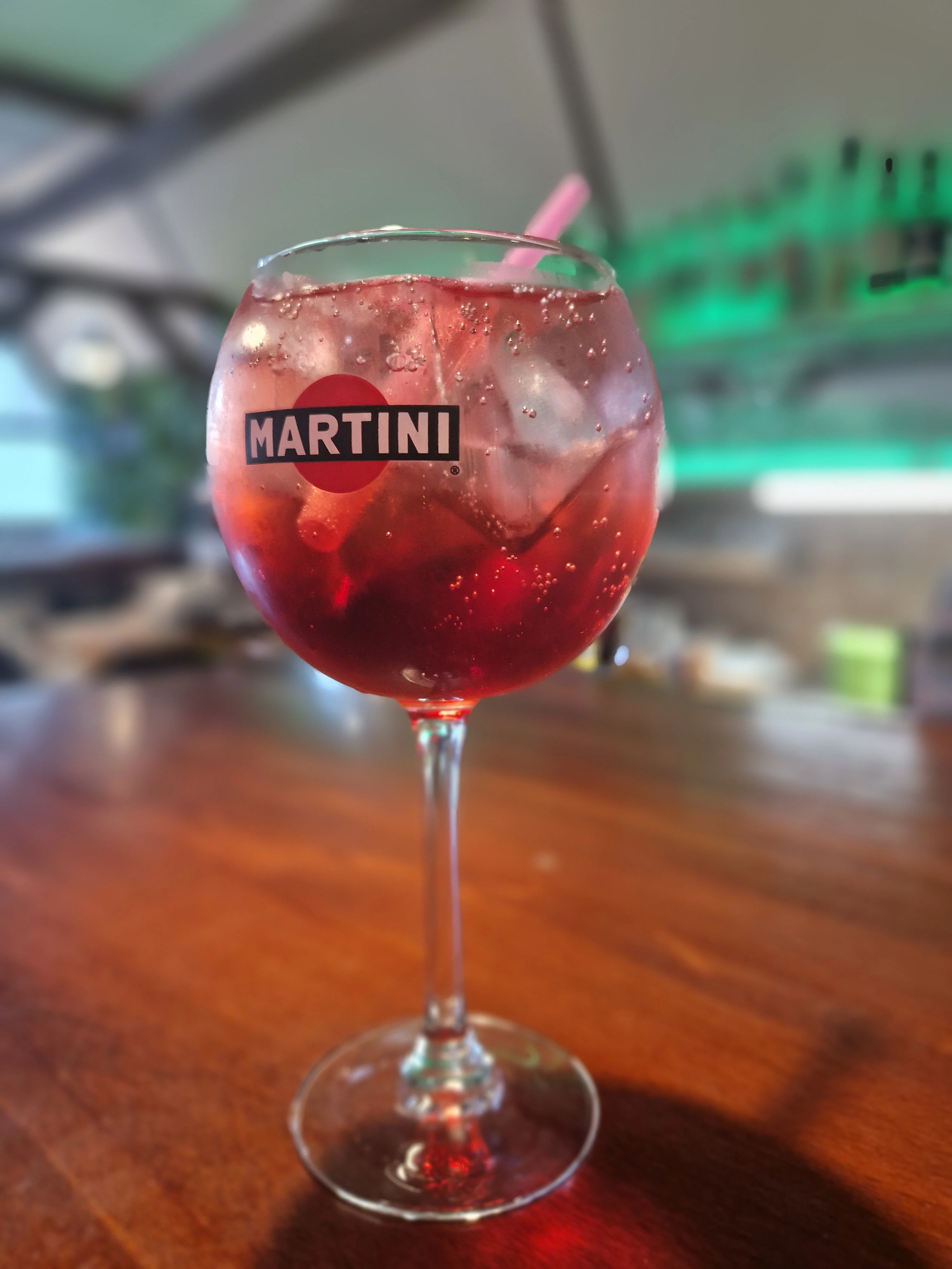 Barevný míchaný letní drink s ovocem z nabídky Pizzerie San Marino Kladno.