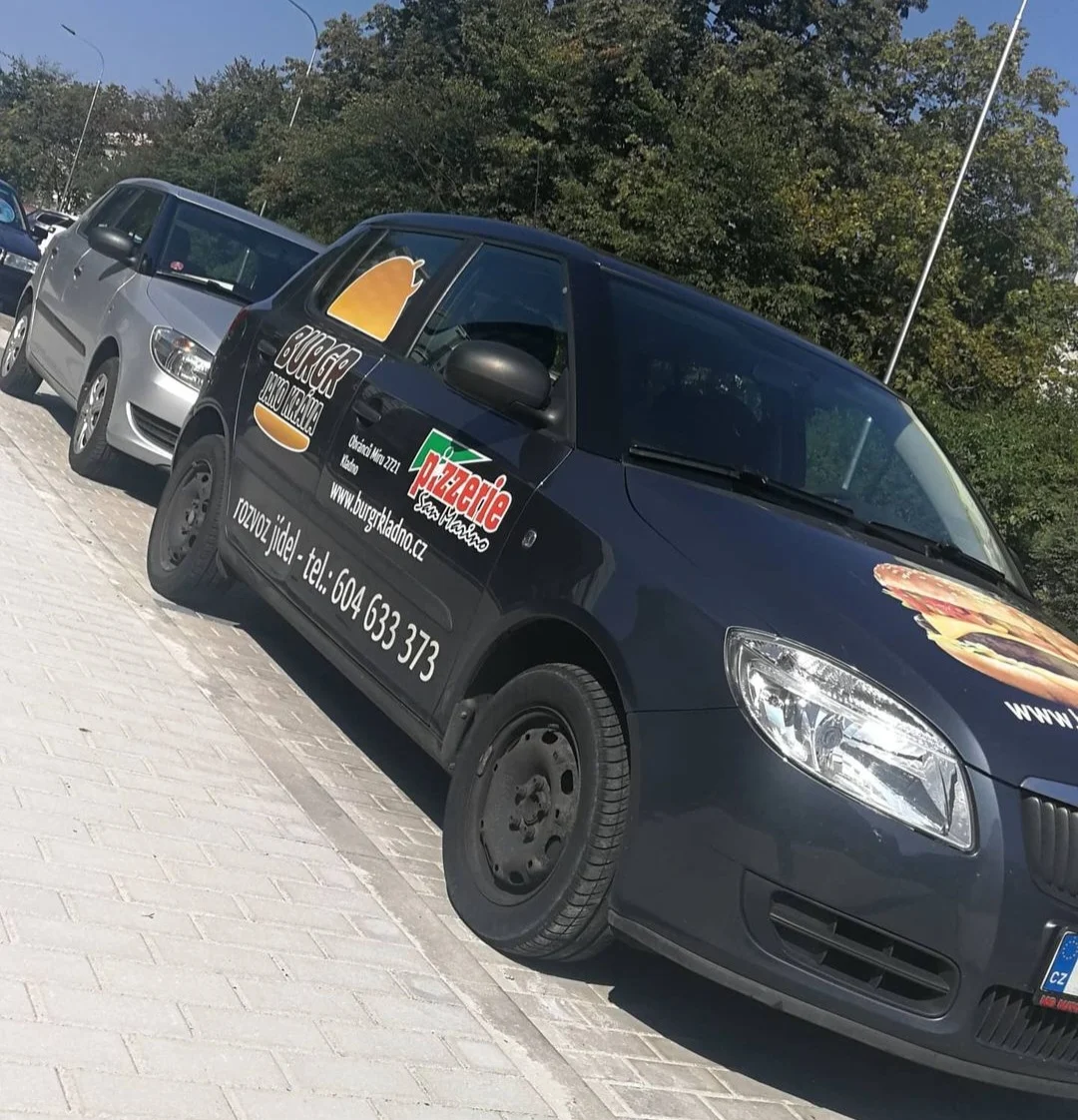 Naše rozvozové auto pro rychlý dovoz pizzy a burgerů po Kladně.