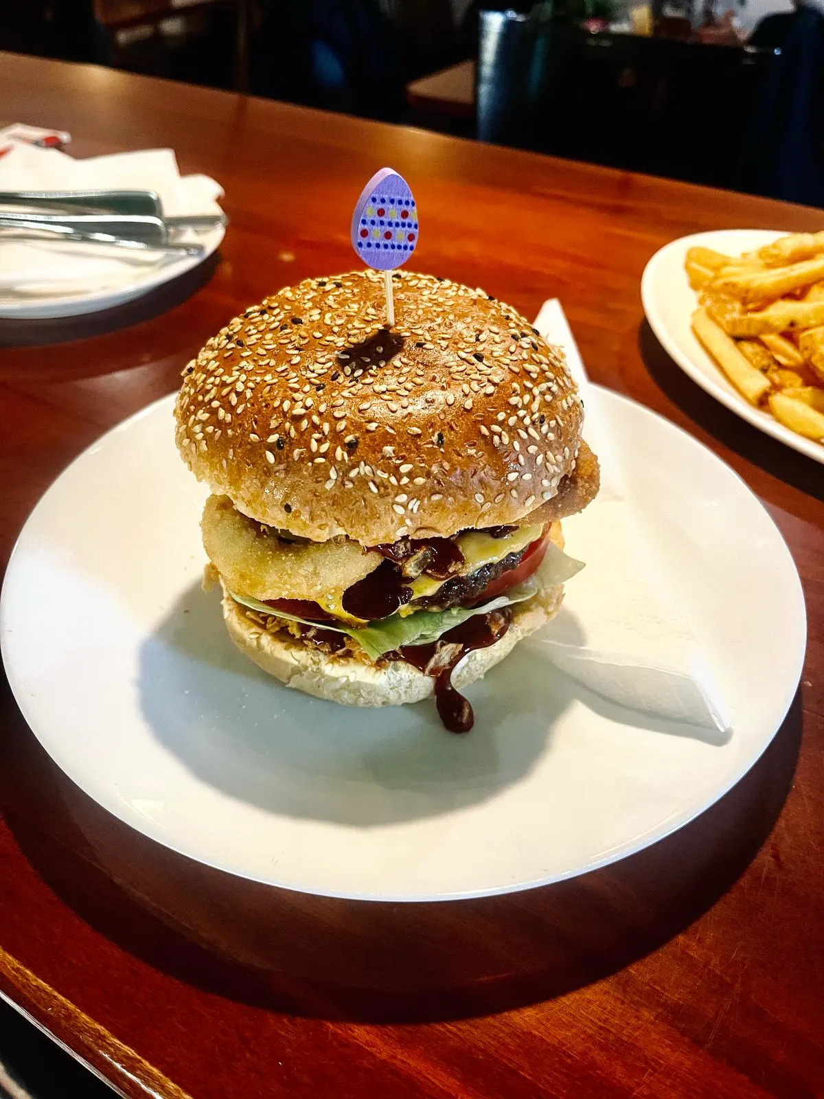 Velikonoční burger speciál na talíři, sezónní nabídka restaurace v Kladně.